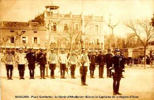 Oran- SDV- 6786-Mascara- PLace Gambetta-Le General Manhoven decore le capitaine de la region d'Oran